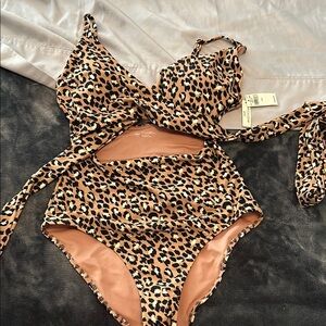American Eagle Aerie Chic cutout Leopard / Cheetah Print Swimsuit. NWT Small